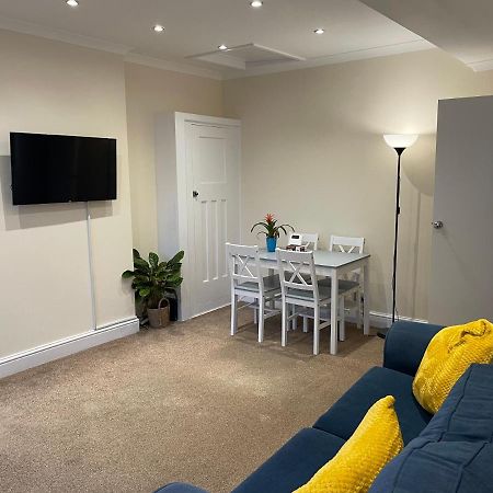 Super Convenient For Central London - Large 2 Double Bed Apartment 30 Seconds Walk To Platform Train Station And 19 Mins To London Waterloo 外观 照片