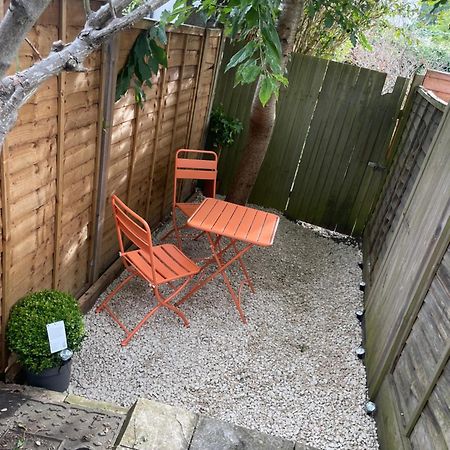 Super Convenient For Central London - Large 2 Double Bed Apartment 30 Seconds Walk To Platform Train Station And 19 Mins To London Waterloo 外观 照片