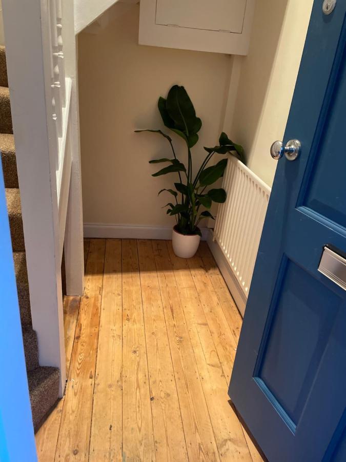 Super Convenient For Central London - Large 2 Double Bed Apartment 30 Seconds Walk To Platform Train Station And 19 Mins To London Waterloo 外观 照片
