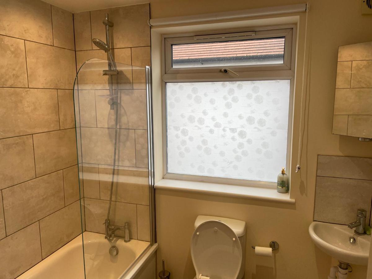 Super Convenient For Central London - Large 2 Double Bed Apartment 30 Seconds Walk To Platform Train Station And 19 Mins To London Waterloo 外观 照片