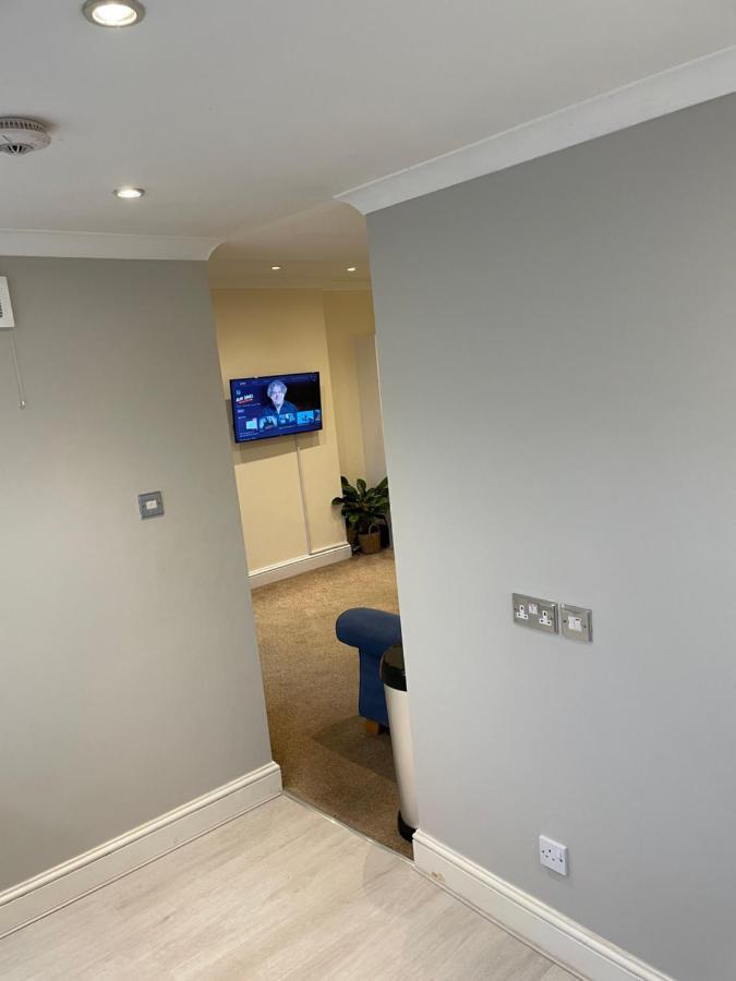 Super Convenient For Central London - Large 2 Double Bed Apartment 30 Seconds Walk To Platform Train Station And 19 Mins To London Waterloo 外观 照片