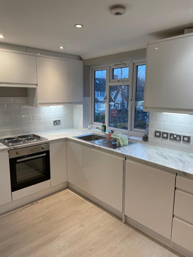 Super Convenient For Central London - Large 2 Double Bed Apartment 30 Seconds Walk To Platform Train Station And 19 Mins To London Waterloo 外观 照片
