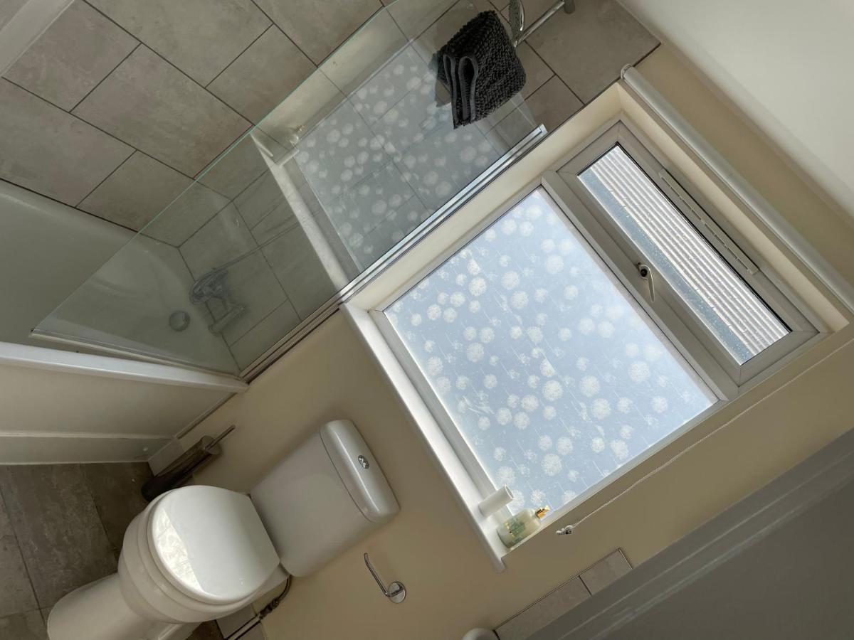 Super Convenient For Central London - Large 2 Double Bed Apartment 30 Seconds Walk To Platform Train Station And 19 Mins To London Waterloo 外观 照片