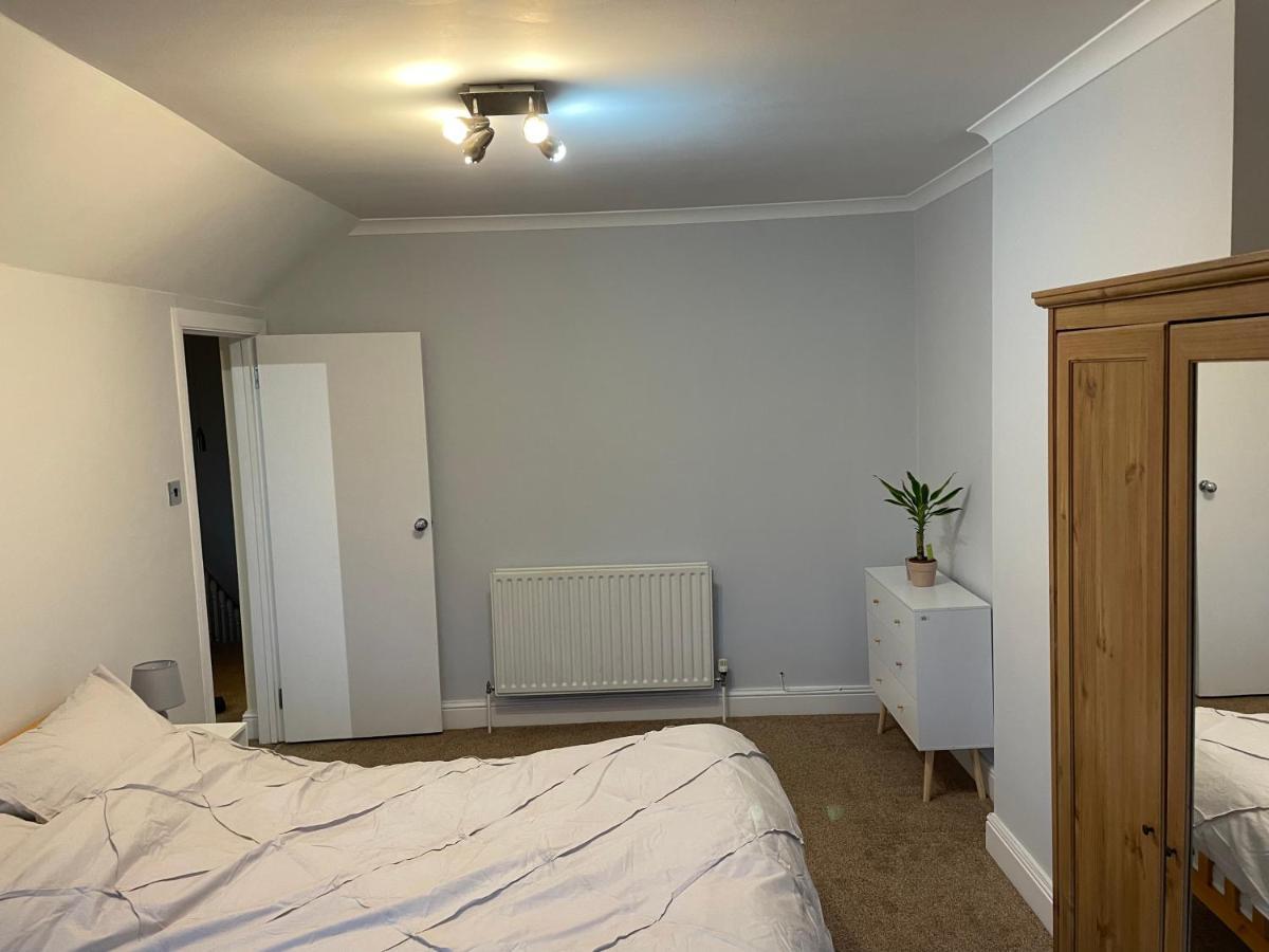 Super Convenient For Central London - Large 2 Double Bed Apartment 30 Seconds Walk To Platform Train Station And 19 Mins To London Waterloo 外观 照片
