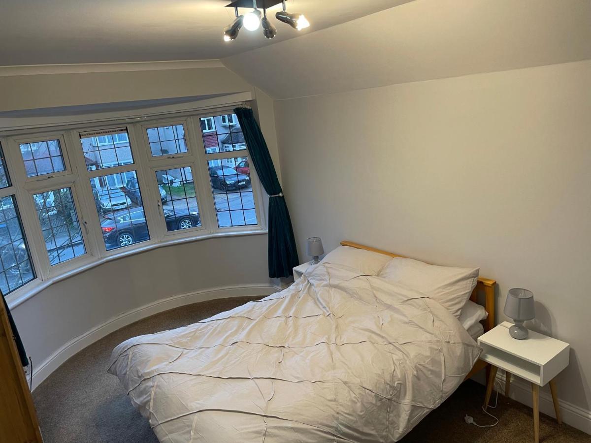 Super Convenient For Central London - Large 2 Double Bed Apartment 30 Seconds Walk To Platform Train Station And 19 Mins To London Waterloo 外观 照片